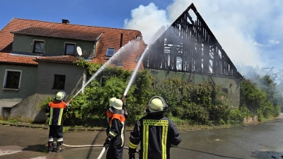 Im Obernzenner Ortsteil Urphertshofen ist am Donnerstagmittag eine Scheune in Flammen aufgegangen. (Foto: Rainer Weiskirchen)
