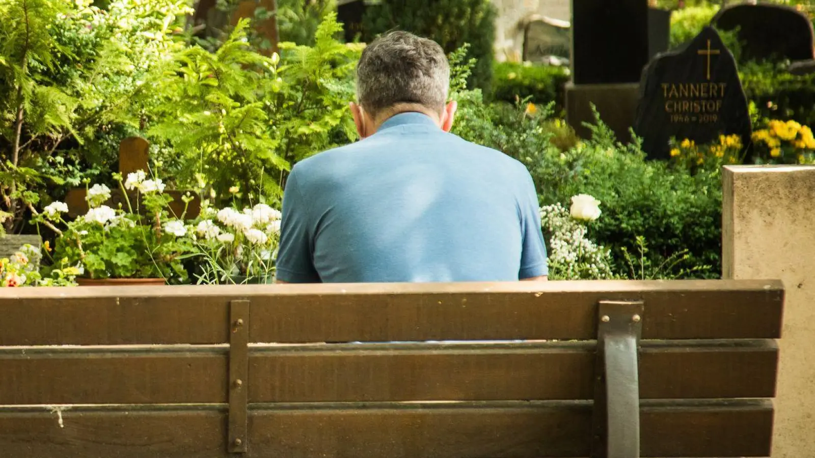 Wer einen schweren Verlust erlitten hat, etwa um eine langjährige Patnerin oder Partner trauert, erlebt häufig seelische und körperliche Symptome, die auch länger andauern können. (Foto: Christin Klose/dpa-tmn)