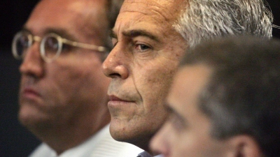 Epstein - hier vor Gericht im Jahr 2008 - starb 2019 mit 66 Jahren in seiner Gefängniszelle. (Archivbild) (Foto: Uma Sanghvi/The Palm Beach Post/AP/dpa)