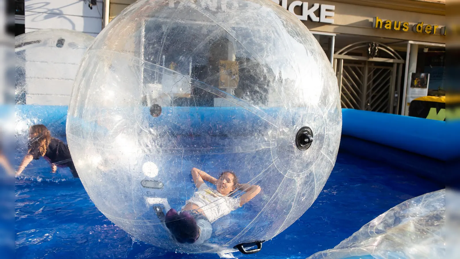 Wasserspaß am Rande des Trubels. (Foto: Evi Lemberger)