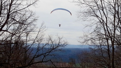 Ein Gleitschirmflieger hat sich am Hesselberg in eine missliche Lage gebracht und konnte sich nicht mehr selbstständig befreien. (Symbolbild: Andrea Walke)