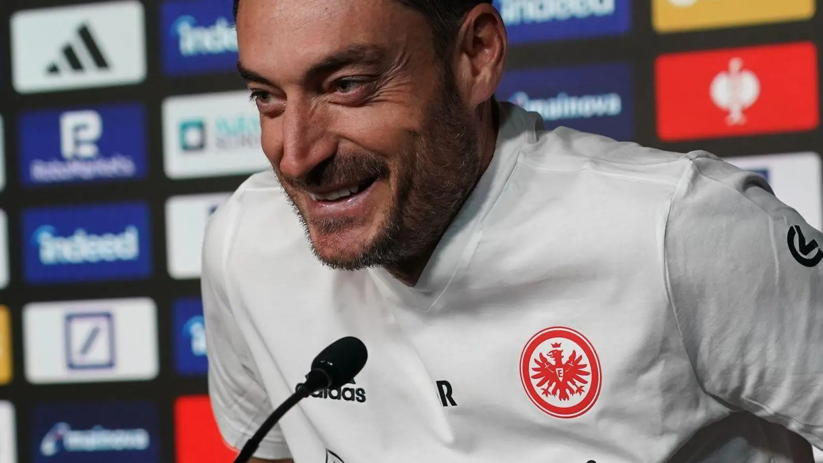 Schwung und Selbstbewusstsein: Eintracht-Coach Albert Riera.  (Foto: Marc Schüler/dpa)