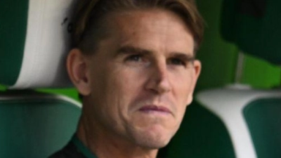 In Wolfsburg im Gespräch: Bayern-Sportchef Christoph Freund (M.) (Archivbild) (Foto: Swen Pförtner/dpa)