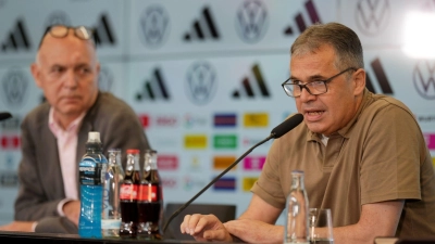 DFB-Präsident Bernd Neuendorf stellt in einer Pressekonferenz in Frankfurt Andreas Rettig (r) als neuen DFB-Geschäftsführer Sport vor. (Foto: Thomas Frey/dpa)