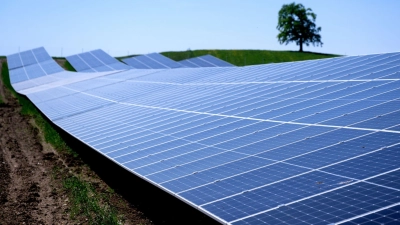 Solarparks wie dieser in der Nähe der Autobahn 95 in Bayern machen knapp ein Drittel der in Deutschland installierten Leistung aus. (Archivbild) (Foto: Sven Hoppe/dpa)