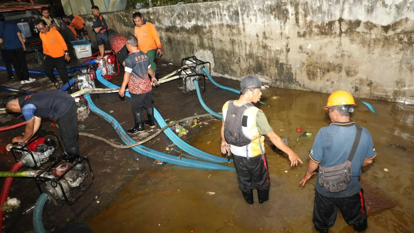 Viele Straßen in der Hauptstadt Denpasar wurden überschwemmt. (Foto: Uncredited/National Disaster Management Agency/dpa)