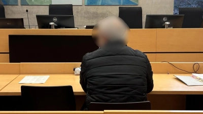 Der angeklagte Sohn schüttelte im Prozess immer wieder den Kopf. (Archivbild) (Foto: Angelika Resenhoeft/dpa)