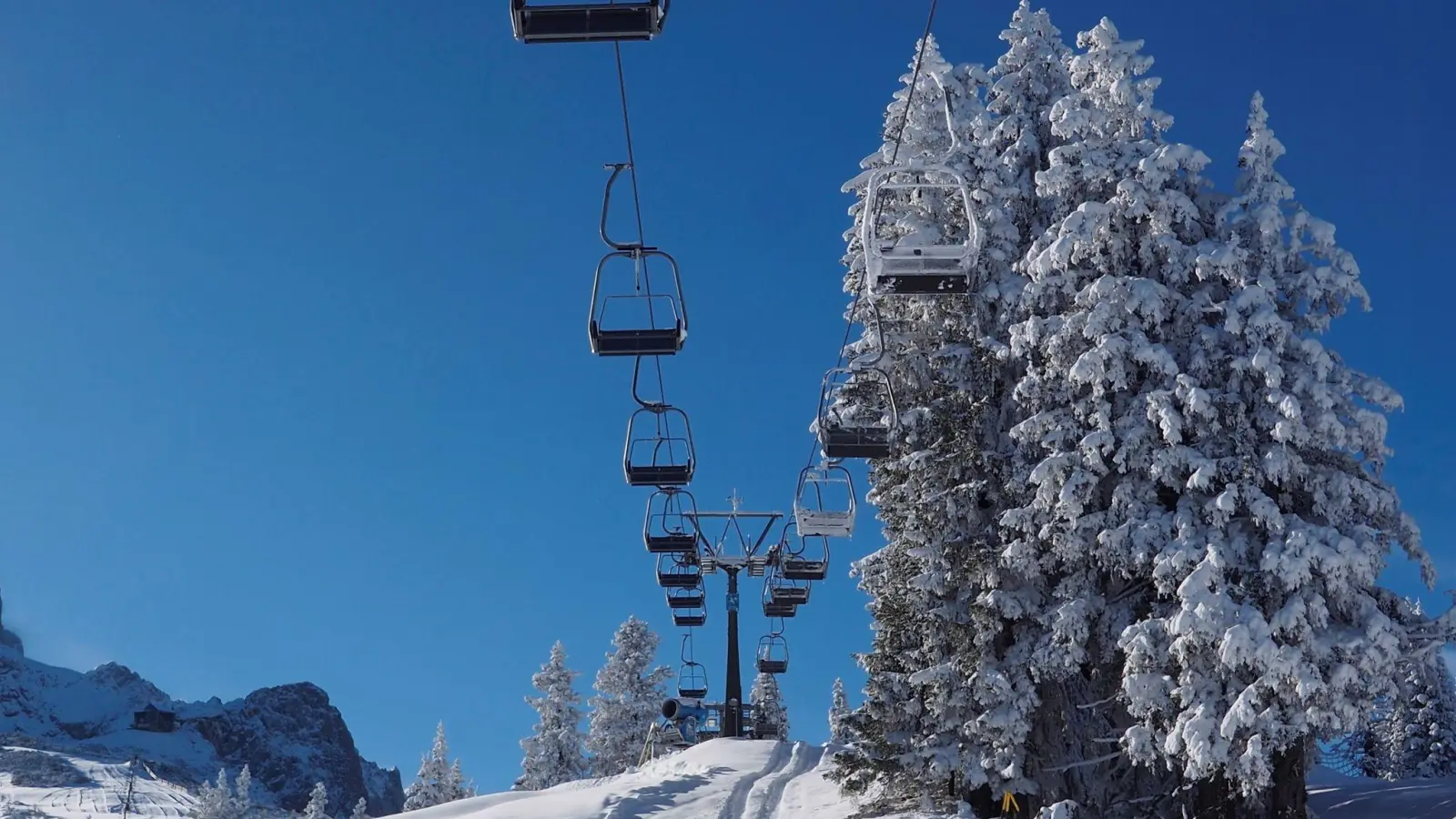 Ein leerer Sessellift im noch nicht geöffneten Skigebiet von Garmisch-Partenkirchen. Die Vorbereitungen für die Saisoneröffnung laufen, doch nach zwei guten Jahren könnte die Zahl der Wintergäste in den Alpen krisenbedingt sinken. (Foto: Carsten Hoefer/dpa)