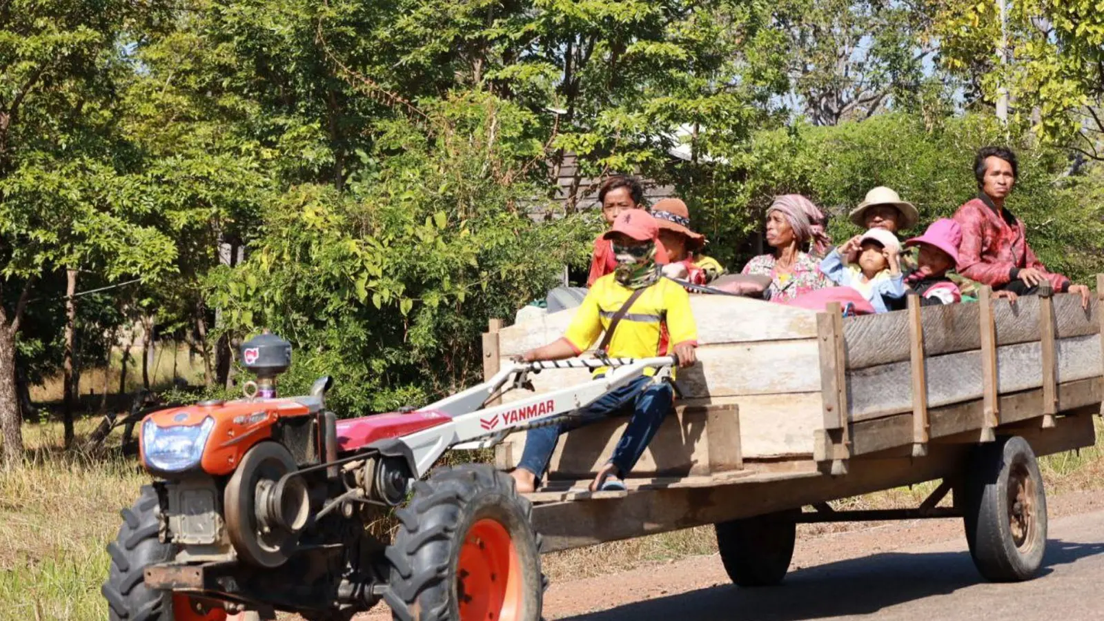 Vor der neuerlichen Gewalteskalation fliehen die Anwohner im Grenzgebiet von Thailand und Kambodscha.  (Foto: Uncredited/AGENCE KAMPUCHEA PRESS/AP/dpa)
