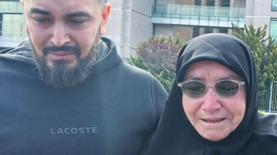 Die Hinterbliebenen der in Istanbul verstorbenen Familie aus Hamburg sind zum Prozessauftakt in Begleitung ihres Anwalts Yasar Balci (rechts) erschienen.  (Foto: Linda Say/dpa)