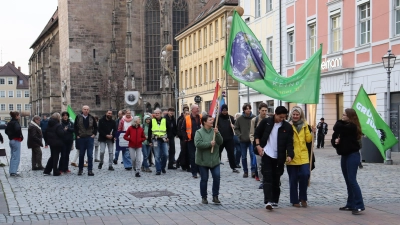 Rund 40 Menschen haben sich am Ansbacher Martin-Luther-Platz versammelt und zogen nach einer Kundgebung durch die Stadt. (Foto: Antonia Müller)