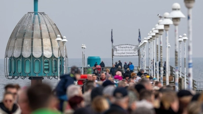 Ostern an die Ostsee? Touristen sind bei sonnigem Wetter im Ostseebad Zinnowitz auf der Seebrücke unterwegs. (Foto: Stefan Sauer/dpa/dpa-tmn)