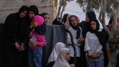 Am Sonntag wurden bei israelischen Luftangriffen Krankenhausangaben zufolge 44 Palästinenser getötet.  (Foto: Abdel Kareem Hana/AP/dpa)