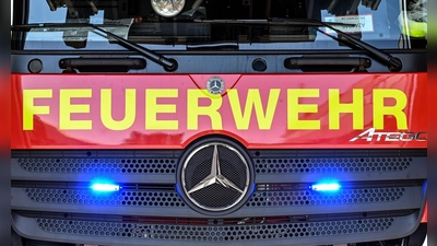 Weil Gas aus einem Auto ausgetreten ist, hat es einen großen Einsatz von Feuerwehr und Rettungsdienst in Würzburg gegeben. (Symbolbild) (Foto: Uli Deck/dpa)