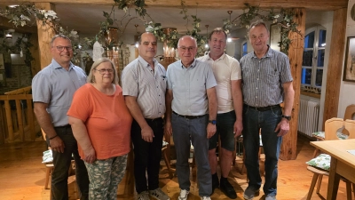Wurden bei der Wassertrüdinger CSU für ihre langjährige Zugehörigkeit ausgezeichnet: Seit nunmehr 30 Jahren mit dabei sind (von links) Peter Wittmann, Margit Jungwirth, Stefan Bickel, Klaus Schülein und Gerrit Kleemann. Hermann Walther (rechts im Bild) ist seit 40 Jahren Mitglied. (Foto: Markus Weinzierl)