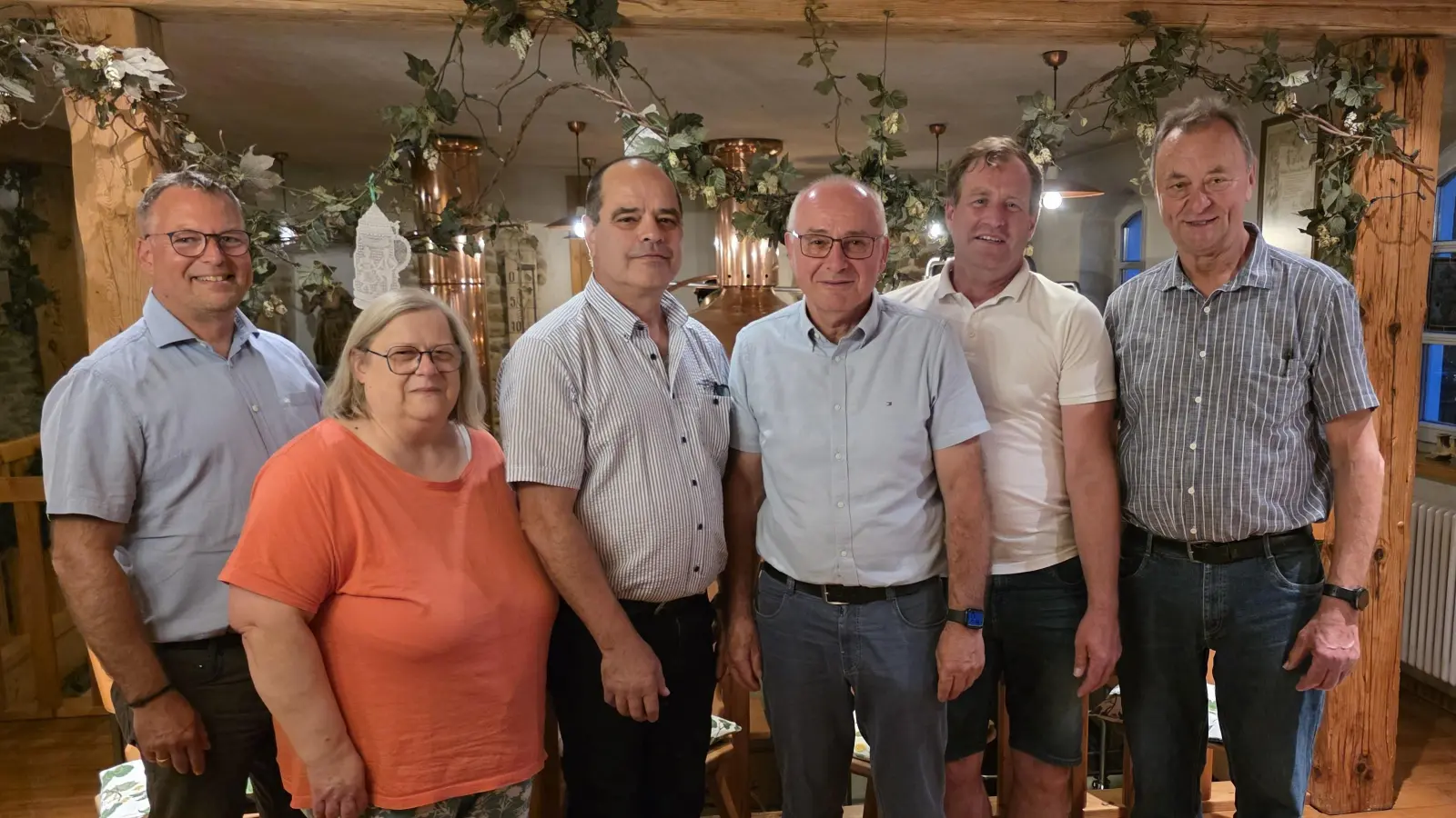 Wurden bei der Wassertrüdinger CSU für ihre langjährige Zugehörigkeit ausgezeichnet: Seit nunmehr 30 Jahren mit dabei sind (von links) Peter Wittmann, Margit Jungwirth, Stefan Bickel, Klaus Schülein und Gerrit Kleemann. Hermann Walther (rechts im Bild) ist seit 40 Jahren Mitglied. (Foto: Markus Weinzierl)