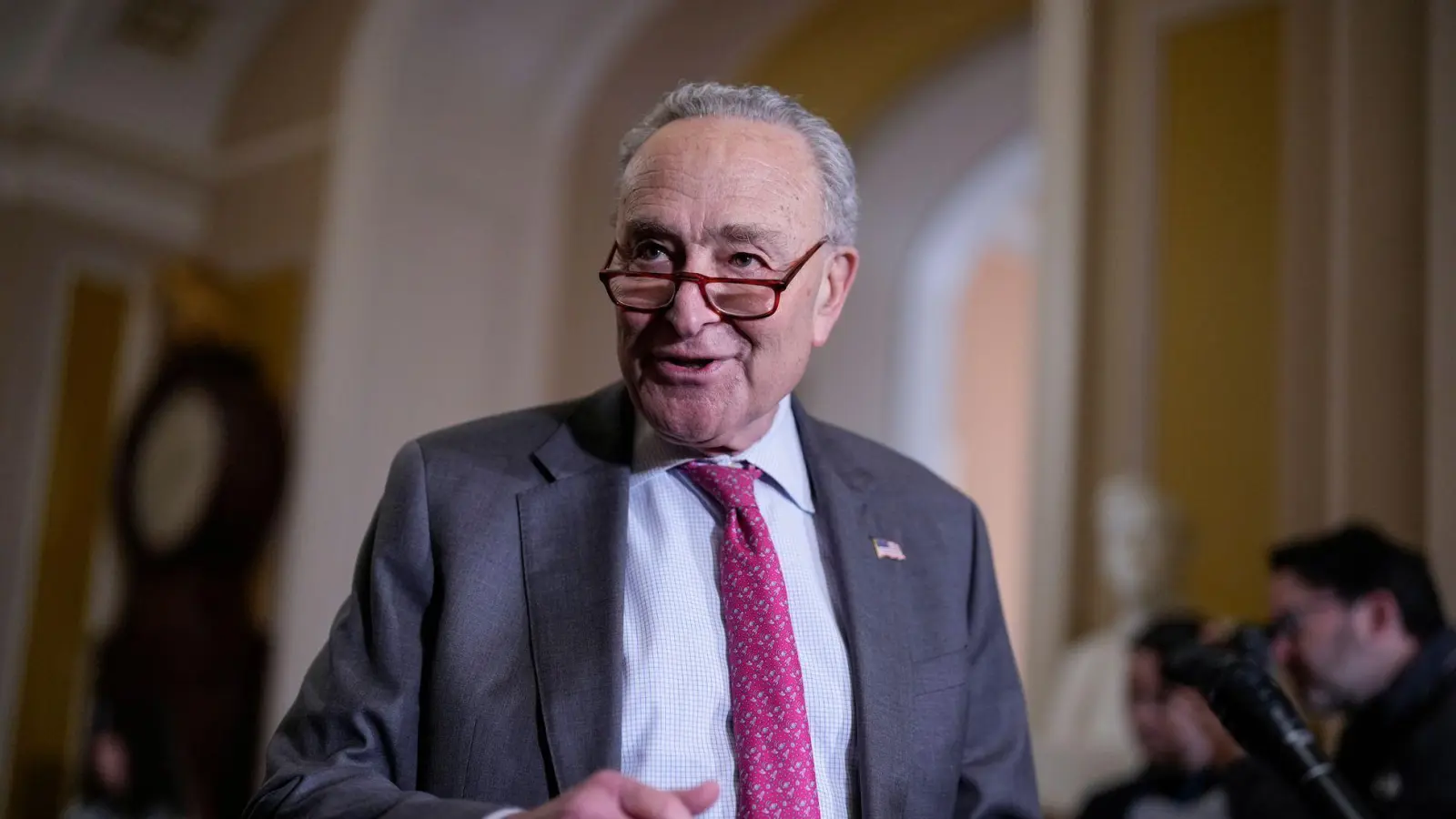 Nach einigem Widerstand gegen einen Haushaltsentwurf der Republikaner lenkt der demokratische Minderheitsführer im Senat, Chuck Schumer, nun ein. (Archivbild) (Foto: J. Scott Applewhite/AP/dpa)