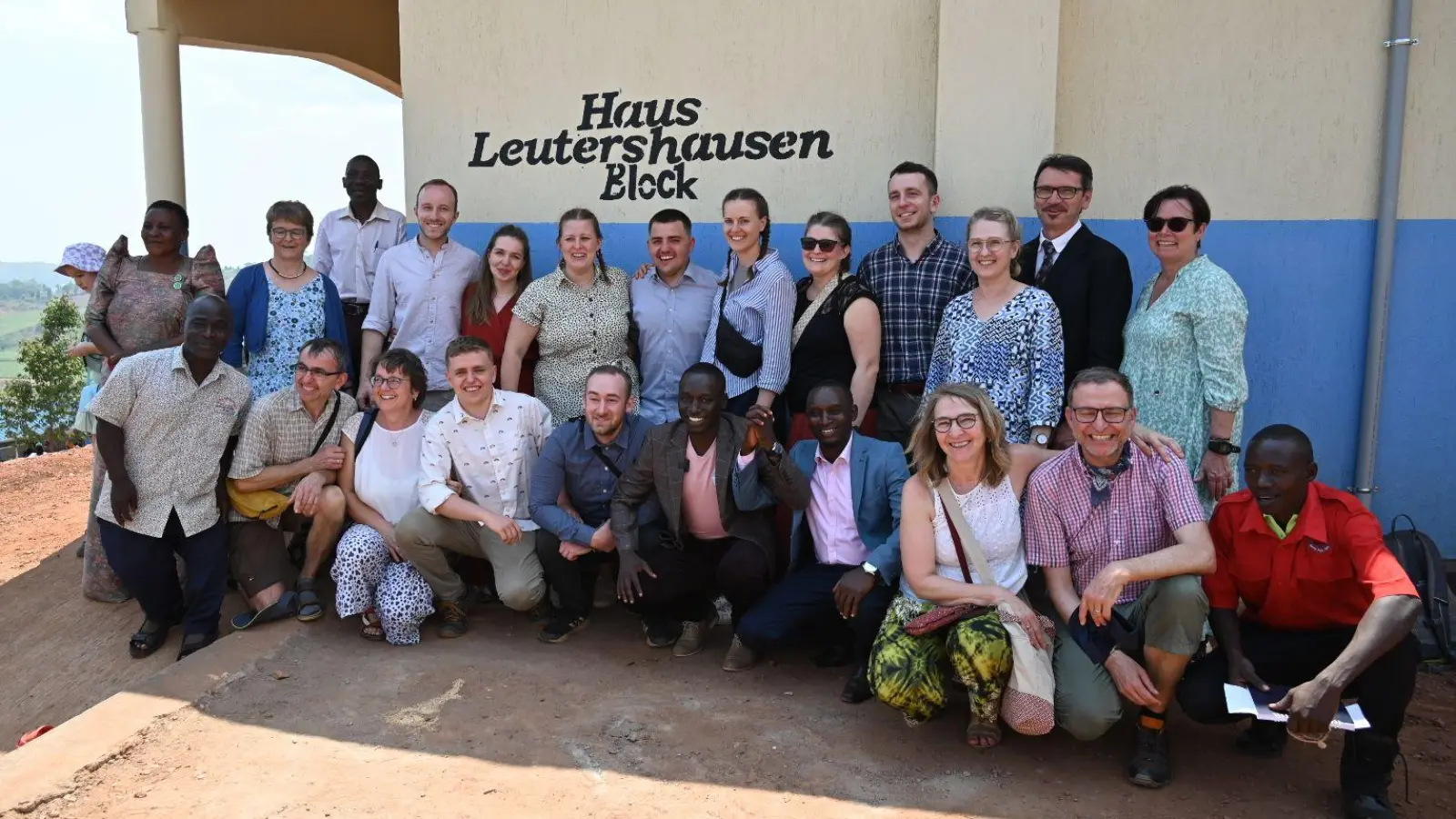 Das inklusive Grundschulgebäude mit Blindenschule wurde nach Leutershausen benannt, denn mit dem Erlös des Altstadtrennens 2024 in Höhe von fast 25.000 Euro konnte es vollendet werden. Paula Riess und Tobias Mayer vom CVJM enthüllten den Schriftzug. (Foto: Wolfgang Grebenhof)