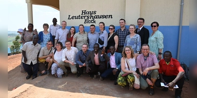 Das inklusive Grundschulgebäude mit Blindenschule wurde nach Leutershausen benannt, denn mit dem Erlös des Altstadtrennens 2024 in Höhe von fast 25.000 Euro konnte es vollendet werden. Paula Riess und Tobias Mayer vom CVJM enthüllten den Schriftzug. (Foto: Wolfgang Grebenhof)