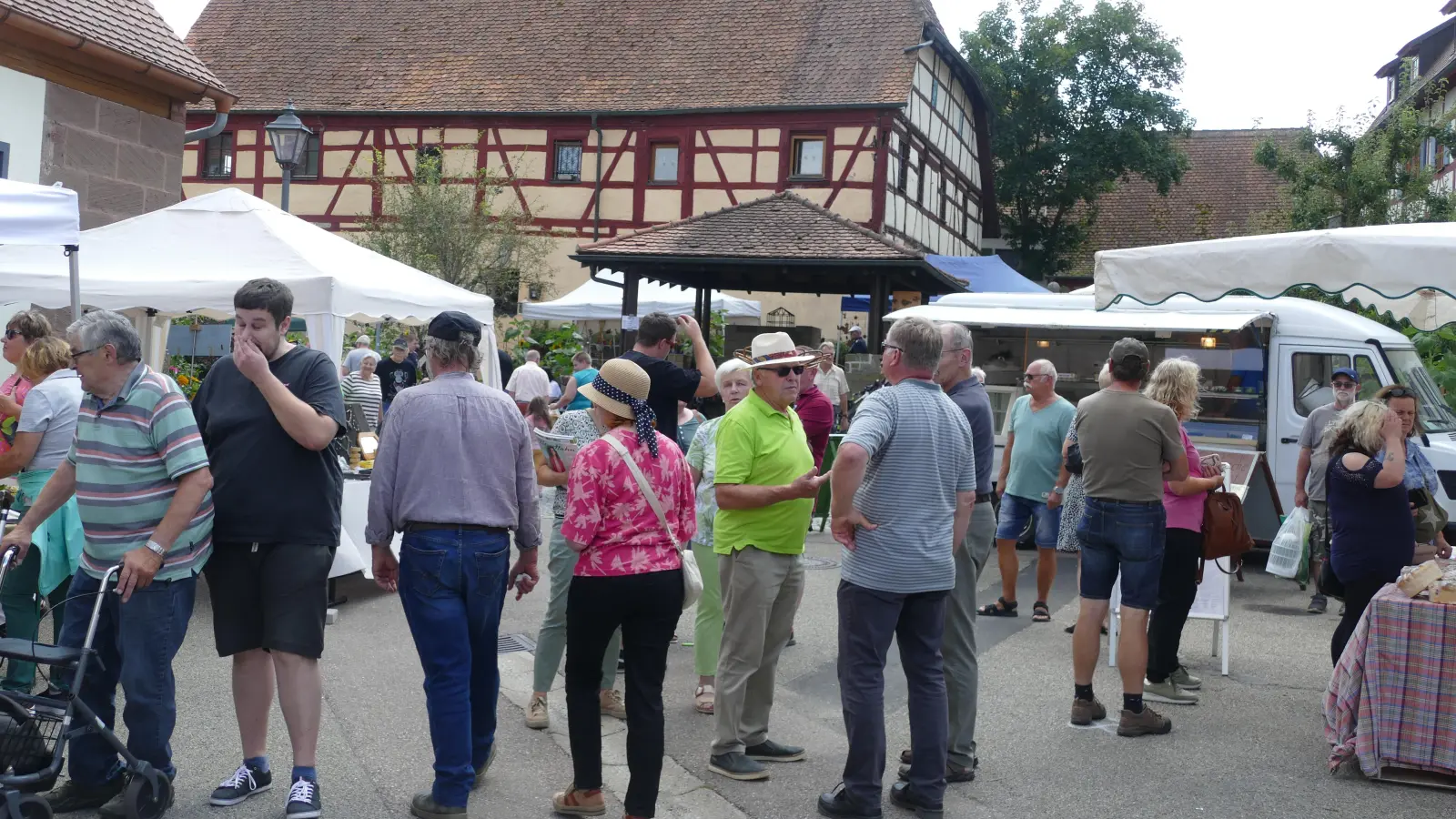 Reges Markttreiben herrscht wieder am 26. Juli auf dem Obernzenner Bauern- und Handwerksmarkt. (Archivbild: Helmut Meixner)