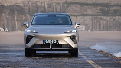 Viel Platz, aber ein konventionelles Interieur: der MGS6 EV soll zu Preisen ab 49.990 Euro erhältlich sein. (Foto: Tibault Chevalier/MG Motor Deutschland GmbH/dpa-tmn)