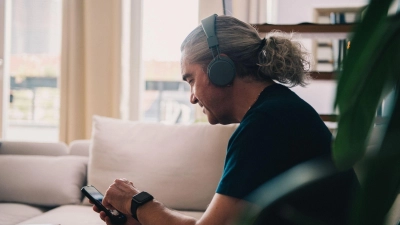 Die größten Risiken von In-App-Käufen liegen in versteckten oder häufigen Kleinstkäufen, warnen Verbraucherschützer. So setzen etwa viele Spiele gezielt psychologische Anreize, um zu Ausgaben zu motivieren. (Foto: Zacharie Scheurer/dpa-tmn)
