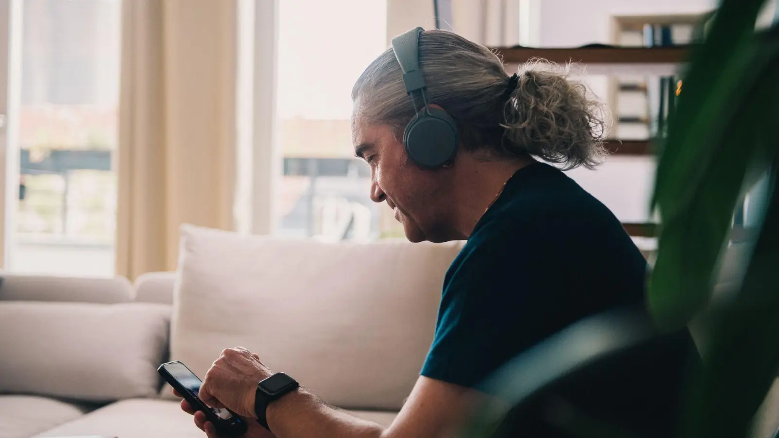 Die größten Risiken von In-App-Käufen liegen in versteckten oder häufigen Kleinstkäufen, warnen Verbraucherschützer. So setzen etwa viele Spiele gezielt psychologische Anreize, um zu Ausgaben zu motivieren. (Foto: Zacharie Scheurer/dpa-tmn)