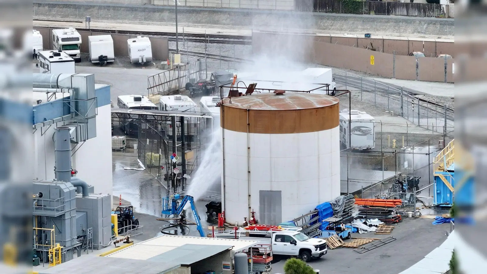 Zehntausende Menschen sind in dem Einzugsgebiet evakuiert worden.  (Foto: Jeff Gritchen/The Orange County Register/AP/dpa)