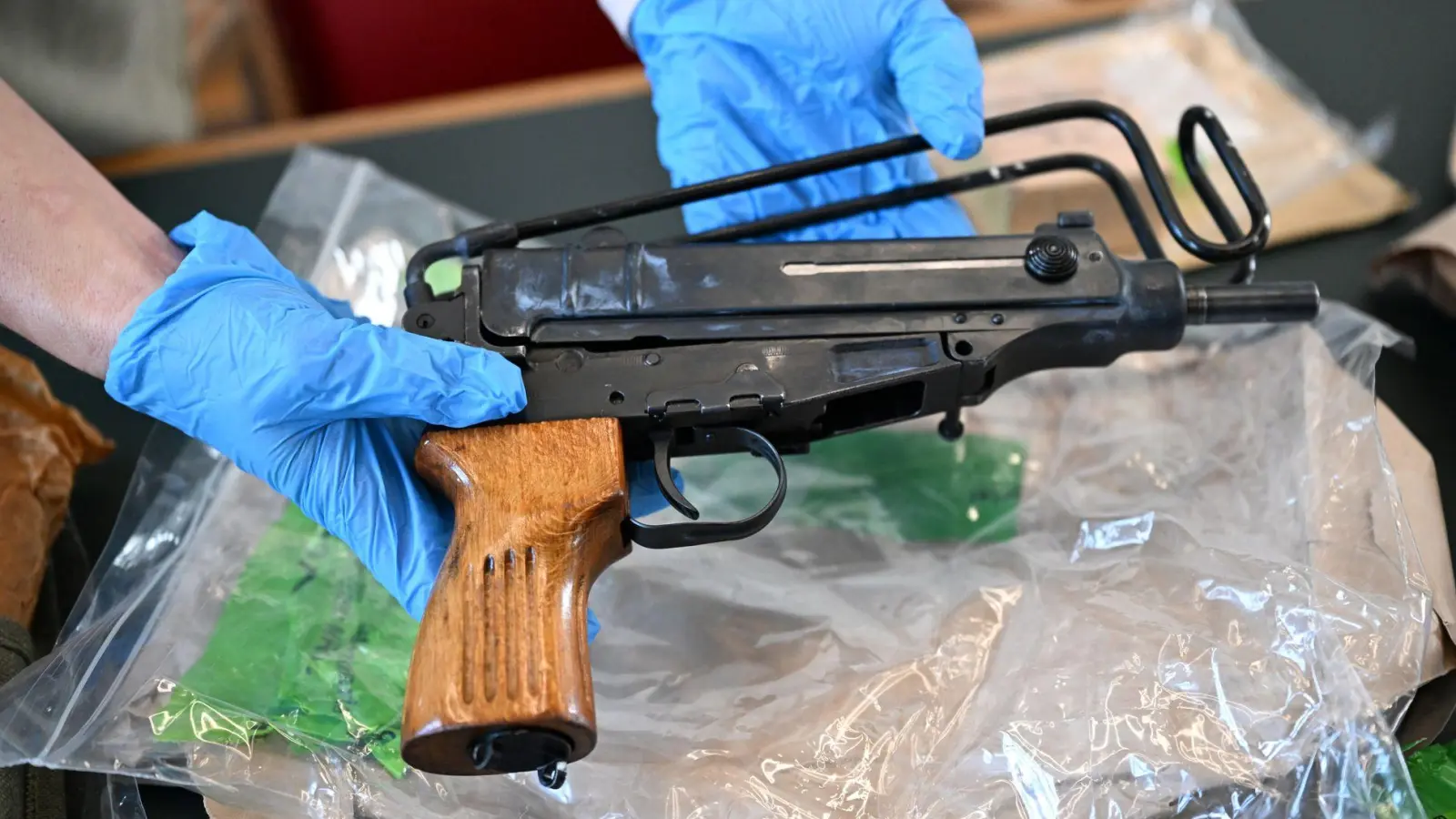 Sichergestellte Waffen wurden bei einer Pressekonferenz im Polizeipräsidium gezeigt. (Archivbild) (Foto: Federico Gambarini/dpa)