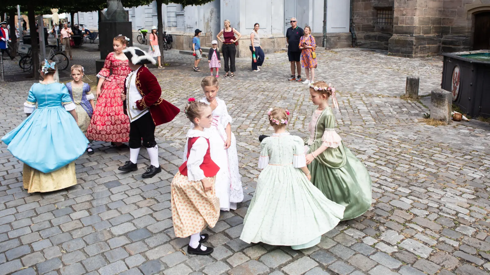 Auch den Kleinen sehen Besucherinnen und Besucher beim Markttreiben aufmerksam zu. (Foto: Evi Lemberger)
