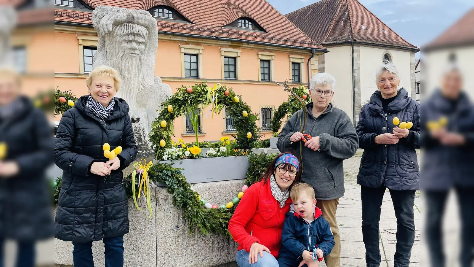 Fleißige Helferinnen vom Obst- und Gartenbauverein Neuhof an der Zenn sorgten dieses Jahr wieder für einen wunderschönen Osterbrunnen: Inge Heitner, Erika Scheuenstuhl mit Enkel Emil, Käthe Gügel und Monika Dossler (von links). (Foto: Claudia Wust)