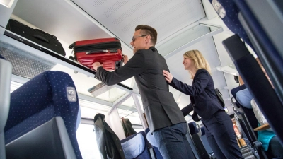 Die Weihnachtsreisewelle sorgt für volle Züge: Sitzplätze mit Sicht auf die Gepäckablagen helfen, Diebstähle zu verhindern. (Foto: Christin Klose/dpa-tmn)
