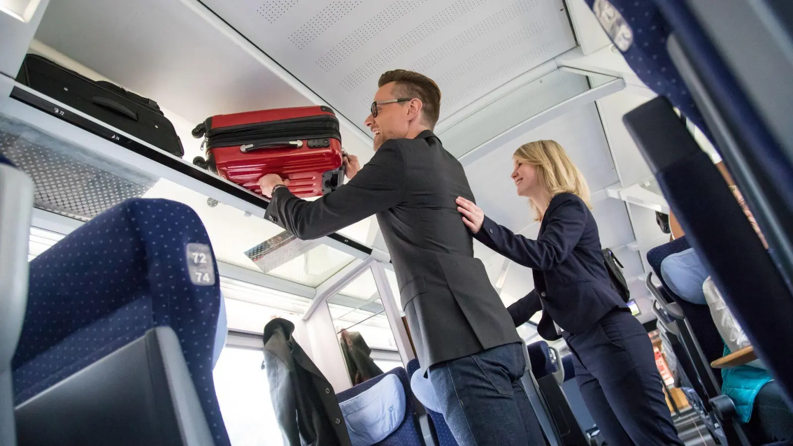 Die Weihnachtsreisewelle sorgt für volle Züge: Sitzplätze mit Sicht auf die Gepäckablagen helfen, Diebstähle zu verhindern. (Foto: Christin Klose/dpa-tmn)
