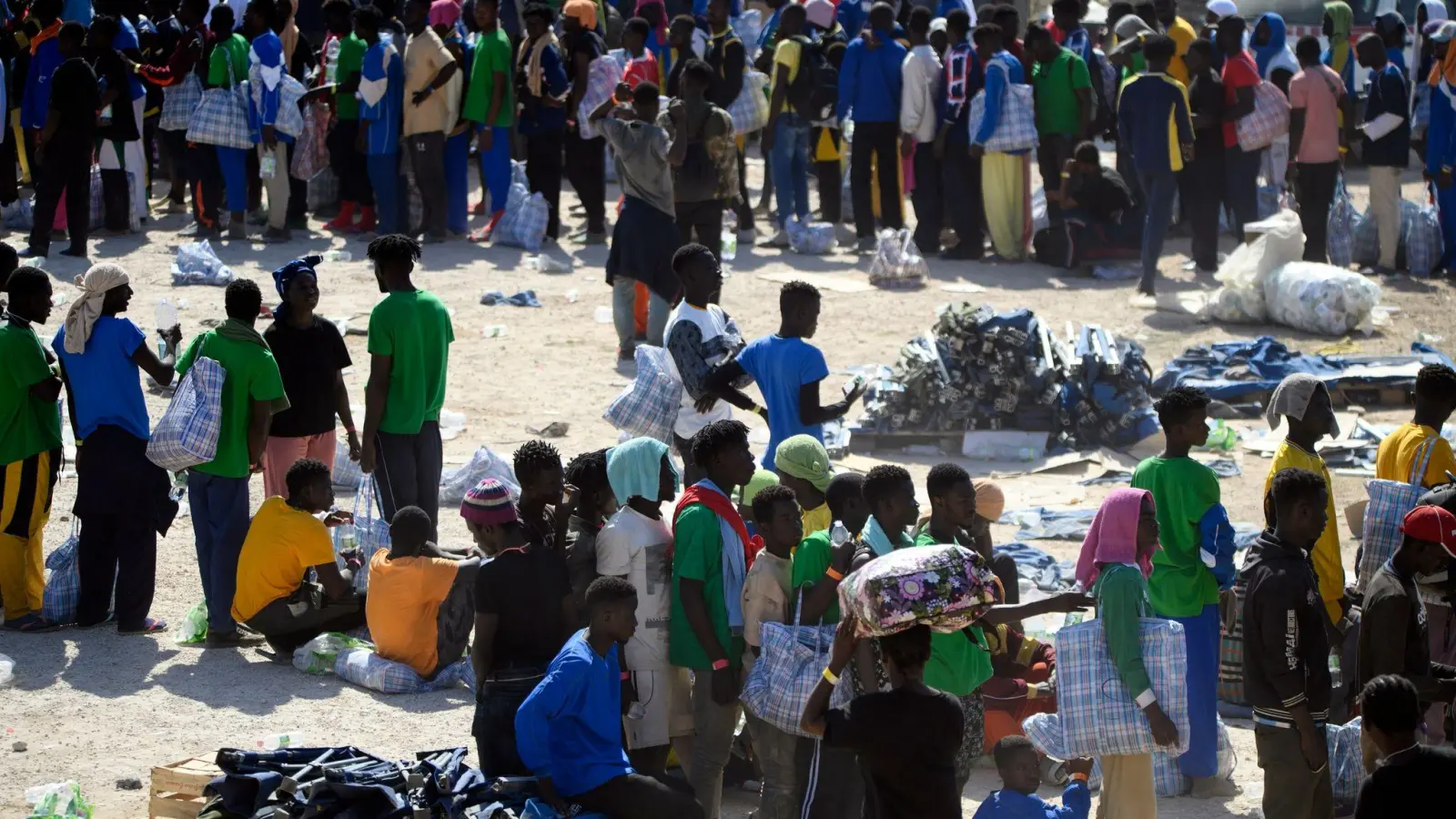 Rund 6800 Migranten halten sich zurzeit im Erstaufnahmelager auf Lampedusa auf. (Foto: Valeria Ferraro/AP/dpa)