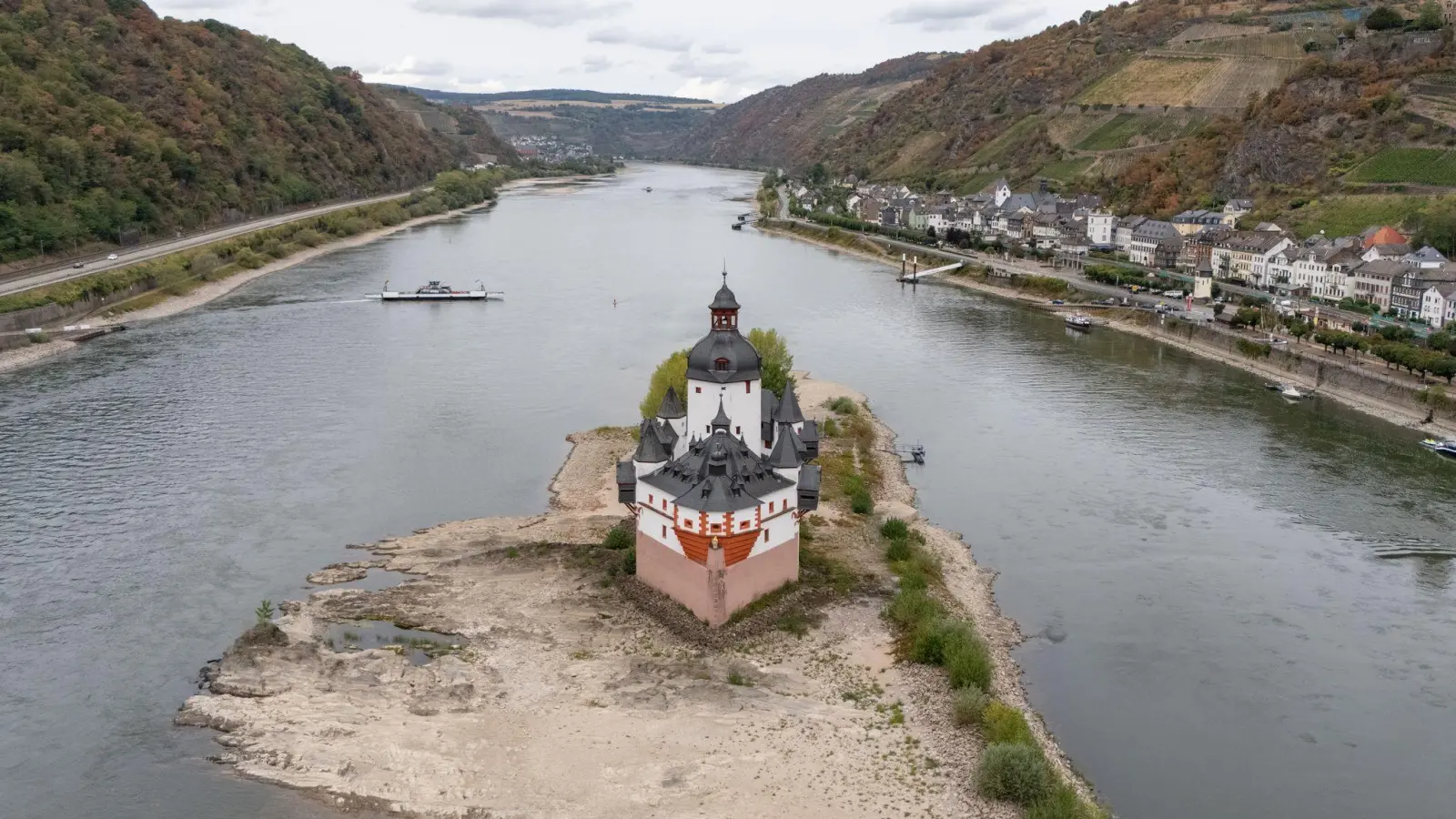 Seit Mitte August wurden am Pegel Kaub steigende Wasserstände verzeichnet, seit einigen Tagen geht es wieder runter. (Foto: Boris Roessler/dpa)