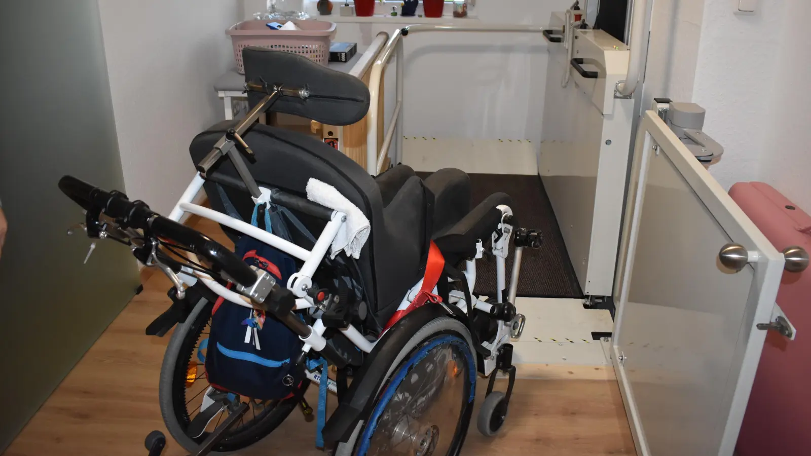 Dieser Rollstuhl kann auch dank der Spenden der FLZ-Leserinnen und -leser bald durch das dringend benötigte neue Exemplar ersetzt werden. Die Familie braucht aber weitere Hilfe, um den eingebauten Aufzug abbezahlen zu können.  (Foto: Ute Niephaus)
