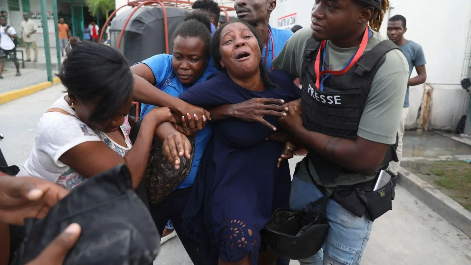 Die Gewalt in Haiti hat am Generalkrankenhaus von Port-au-Prince mehrere Opfer gefordert. (Foto: Odelyn Joseph/AP/dpa)