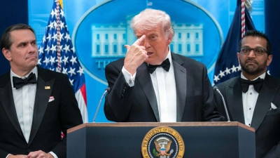 US-Präsident Trump trat nach dem Vorfall im Smoking vor die Presse. (Foto: Jose Luis Magana/AP/dpa)