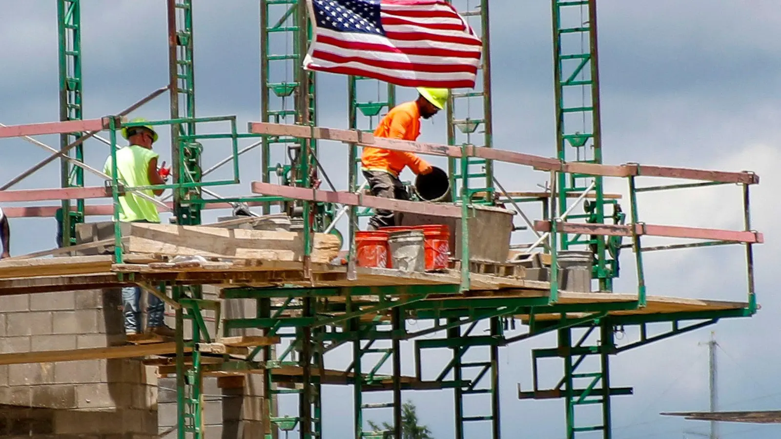 Bauarbeiter auf einer Baustelle in den USA (Foto: Keith Srakocic/AP/dpa)