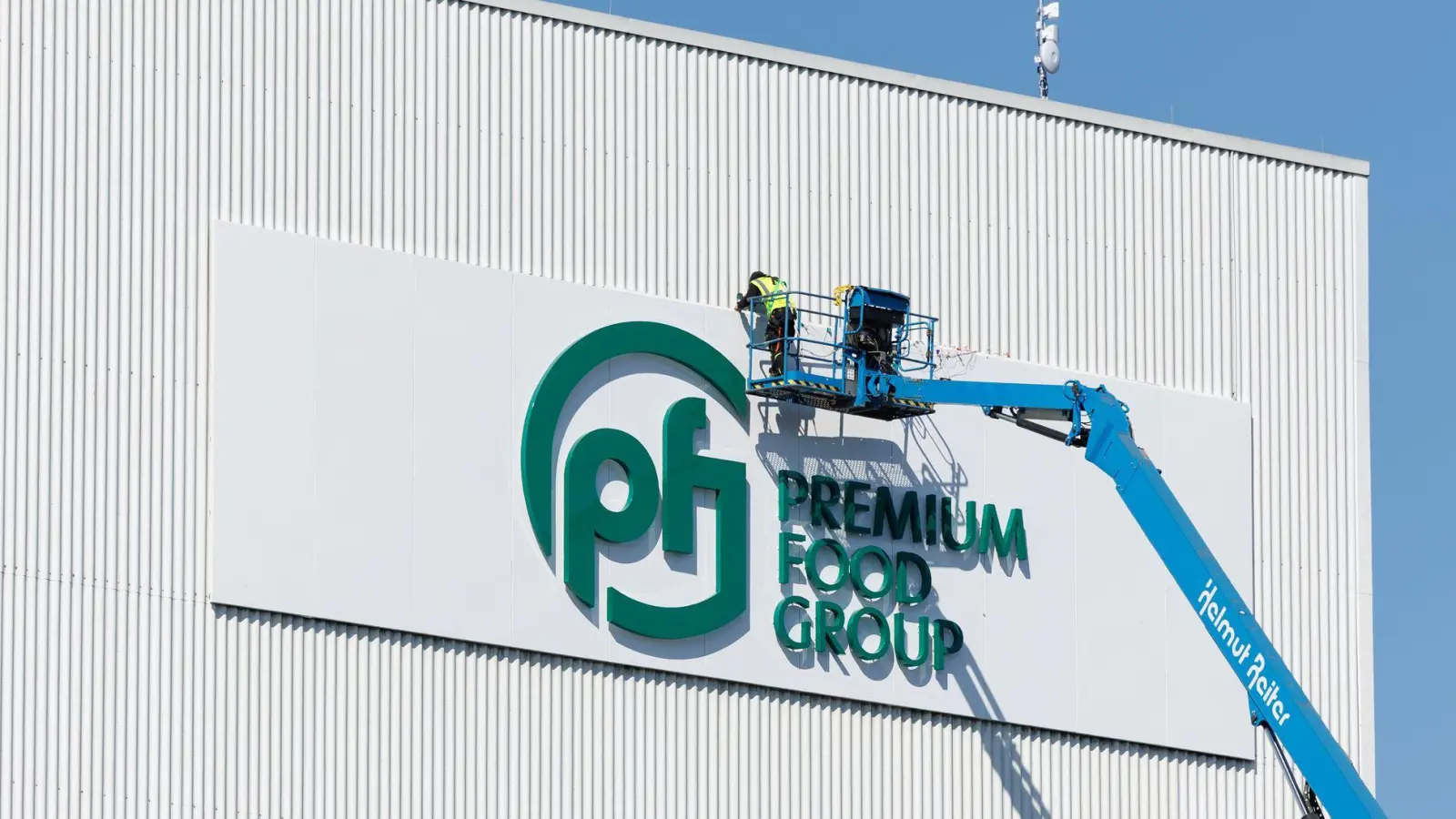 Trotz einer Untersagung durch das Kartellamt will Deutschlands größter Fleischkonzern Premium Food Group weiterhin die deutschen Vion-Schlachthöfe kaufen. (Archivbild) (Foto: Friso Gentsch/dpa)