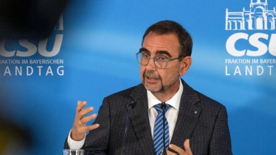 Der Chef der bayerischen CSU-Landtagsfraktion, Klaus Holetschek, hat den Kanzler-Vorschlag zu einer Zusammenführung von privater und gesetzlicher Krankenversicherung abgelehnt.  (Foto: Pia Bayer/dpa)