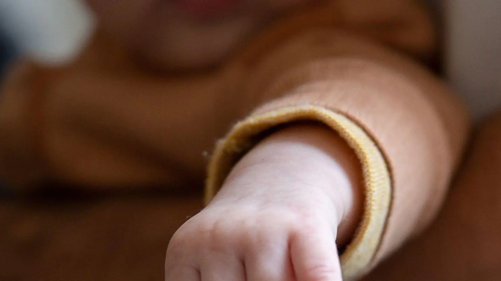 Ein Vater trägt seine Tochter auf dem Arm. (Foto: Sebastian Gollnow/Deutsche Presse-Agentur GmbH/dpa)