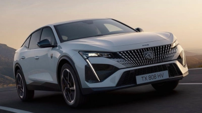 Komplett unter Strom: Mit dem E-408 bietet Peugeot neben seinen Hybrid-Modellen nun auch eine vollelektrische Variante des Fünftürers an. (Foto: Cédric Viollet/Continental Productions/Peugeot/dpa-tmn)