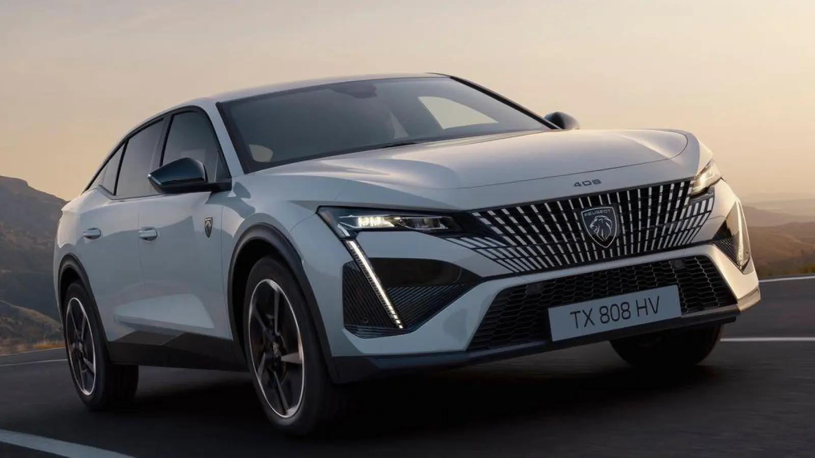 Komplett unter Strom: Mit dem E-408 bietet Peugeot neben seinen Hybrid-Modellen nun auch eine vollelektrische Variante des Fünftürers an. (Foto: Cédric Viollet/Continental Productions/Peugeot/dpa-tmn)