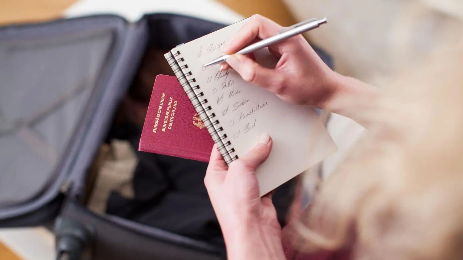 Haken dran: Wer eine Packliste hat, vergisst (meist) nichts. (Foto: Christin Klose/dpa-tmn)