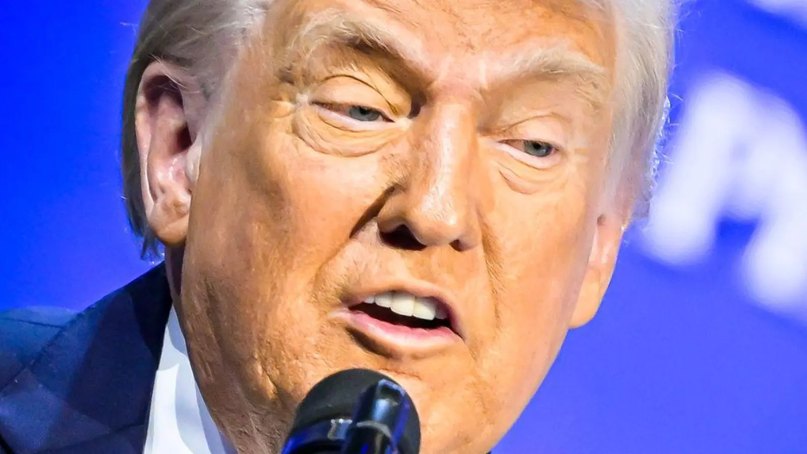 Der umstrittene Friedensrat ist ganz auf ihn zugeschnitten: US-Präsident Donald Trump hat den Vorsitz inne. (Archivbild) (Foto: Gian Ehrenzeller/KEYSTONE/dpa)