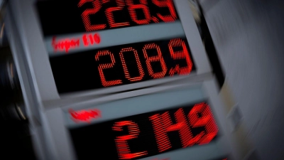 Im Mai und Juni soll Sprit durch eine Steuersenkung günstiger werden. (Archivbild) (Foto: Peter Kneffel/dpa)