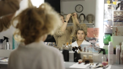 Anke Engelke hat viele Talente - auch eine Mutter zu spielen. (Foto: Tom Trambow/mindjazz /dpa)