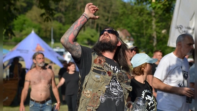 Gute Laune an der Bühne beim Auftritt von Nevver. (Foto: Yvonne Neckermann)