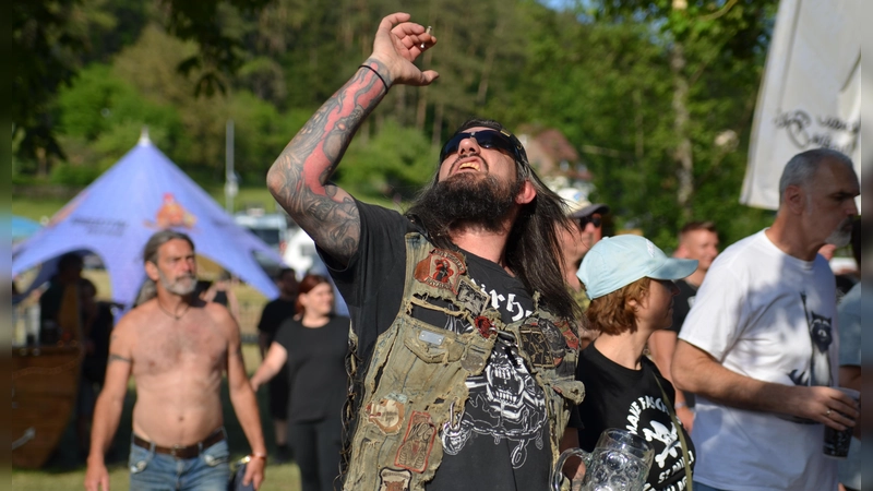 Gute Laune an der Bühne beim Auftritt von Nevver. (Foto: Yvonne Neckermann)